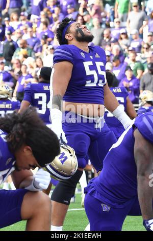 Seattle, WA, USA. 17. September 2022. Spieler der Washington Huskies vor dem NCAA Football Game zwischen den Washington Huskies und den Michigan State Spartans im Husky Stadium in Seattle, WA. Washington besiegte Michigan State 39-28. Steve Faber/CSM/Alamy Live News Stockfoto