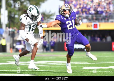 Seattle, WA, USA. 17. September 2022. Washington Huskies läuft zurück Wayne Taulapapa (21) geht beim NCAA Football Game zwischen den Washington Huskies und den Michigan State Spartans im Husky Stadium in Seattle, WA, um die Ecke. Washington besiegte Michigan State 39-28. Steve Faber/CSM/Alamy Live News Stockfoto