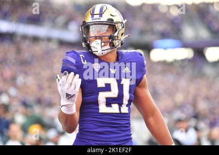 Seattle, WA, USA. 17. September 2022. Washington Huskies läuft Wayne Taulapapa (21) während des NCAA Fußballspiels zwischen den Washington Huskies und den Michigan State Spartans im Husky Stadium in Seattle, WA zurück. Washington besiegte Michigan State 39-28. Steve Faber/CSM/Alamy Live News Stockfoto