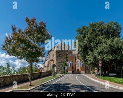 Die alte Porta San Michele Arcangelo Zugang zum historischen Zentrum von Deruta, Perugia, Italien Stockfoto