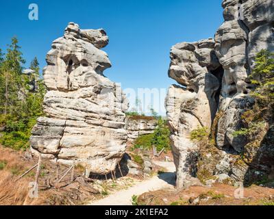 Rock Stadt Ostas, Naturschutzgebiet. Felsenlabyrinth und Tafelberg, Region Broumov, Tschechische republik. Felsen und bizarre Sandsteinformationen. Stockfoto