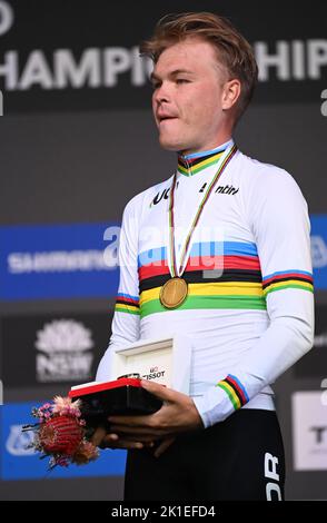 Wollongong, Australien. 18. September 2022. Der Norweger Tobias Foss feiert am Sonntag, 18. September 2022, auf dem Podium des Einzelzeitfahrens der Herren-Elite bei der UCI Road World Championships Cycling 2022 in Wollongong, Australien. Die Worlds finden vom 18. Bis 25. September statt. BELGA FOTO DIRK WAEM Quelle: Belga Nachrichtenagentur/Alamy Live News Stockfoto