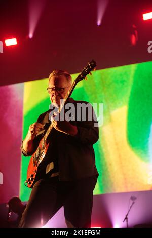 Toronto, Kanada. 17. September 2022. Bernard Sumner von New Order tritt auf der Budweiser Stage in Toronto, KANADA auf Kredit: Bobby Singh/Alamy Live News Stockfoto