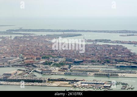 Blick von einem Flugzeug, das sich dem Flughafen Marco Polo nähert und das historische Zentrum von Venedig mit dem Kreuzfahrtterminal und den Transporteinrichtungen von Tronchetto überblickt Stockfoto