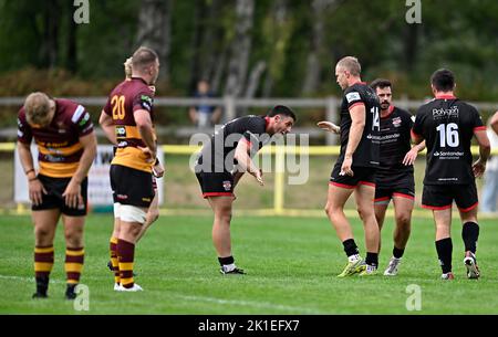 Bedford. Vereinigtes Königreich. 10. September 2022. Championship Rugby. Ampthill Rugby V Trikot Reds . Ampthill Rugby Club. Bedford. Die Spieler aus dem Trikot feiern am Ende des Rugby-Spiels der V-Trikot-Reds-Meisterschaft von Ampthill. Stockfoto