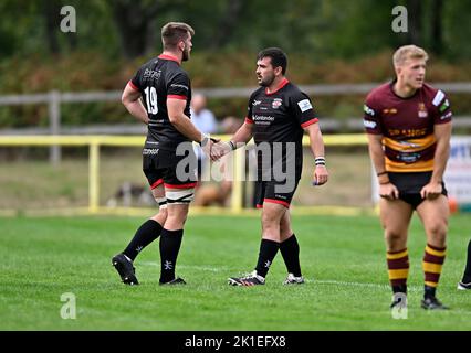 Bedford. Vereinigtes Königreich. 10. September 2022. Championship Rugby. Ampthill Rugby V Trikot Reds . Ampthill Rugby Club. Bedford. Die Spieler aus dem Trikot feiern am Ende des Rugby-Spiels der V-Trikot-Reds-Meisterschaft von Ampthill. Stockfoto