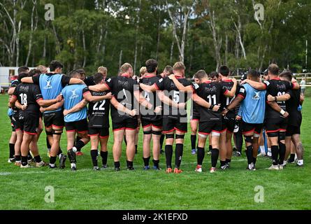 Bedford. Vereinigtes Königreich. 10. September 2022. Championship Rugby. Ampthill Rugby V Trikot Reds . Ampthill Rugby Club. Bedford. Das Trikot huddle während des Rugby-Spiels der V-Trikot-Reds-Meisterschaft von Ampthill. Stockfoto