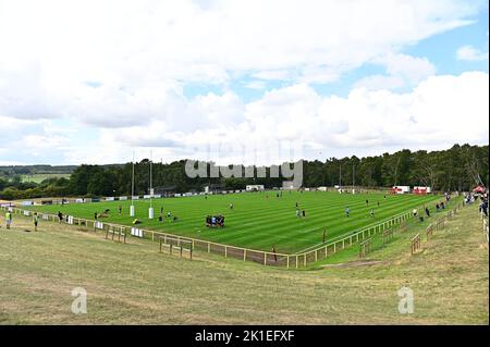 Bedford. Vereinigtes Königreich. 10. September 2022. Championship Rugby. Ampthill Rugby V Trikot Reds . Ampthill Rugby Club. Bedford. Die Teams wärmen sich während des Rugby-Spiels der V-Trikot-Reds-Meisterschaft in der ampthill Rugby-Meisterschaft auf. Stockfoto