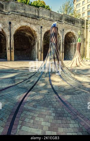 Fibers, eine ortsspezifische Skulptur am St. Blaise Square, in der Nähe des Bahnhofs Forster Square, alte Bahnlinien, geschwungenere Säulen und Optik. Stockfoto