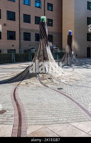 Fibers, eine ortsspezifische Skulptur am St. Blaise Square, in der Nähe des Bahnhofs Forster Square, alte Bahnlinien, geschwungenere Säulen und Optik. Stockfoto