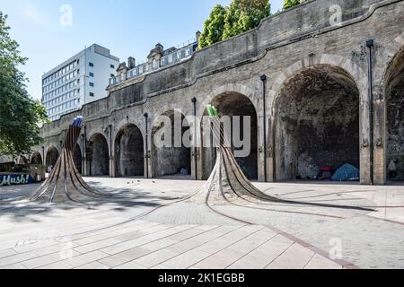 Fibers, eine ortsspezifische Skulptur am St. Blaise Square, in der Nähe des Bahnhofs Forster Square, alte Bahnlinien, geschwungenere Säulen und Optik. Stockfoto