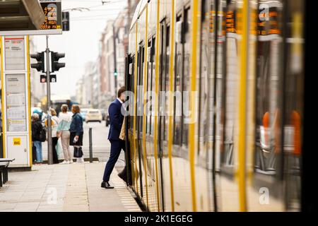 Berlin, Deutschland. 01. September 2021. Straßenbahnverkehr an der Haltestelle Friedrichstraße. In Berlin soll es ab Oktober ein bis Ende des Jahres limitiertes Nahverkehrsticket für 29 Euro pro Monat geben. (An dpa: 'Berlin bekommt ein 29-Euro-Ticket - viele Fragen sind noch offen') Quelle: Carsten Koall/dpa/Alamy Live News Stockfoto