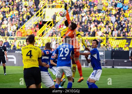 DORTMUND, DEUTSCHLAND - 17. SEPTEMBER: Torwart Alexander Schwolow von Schalke 04 beim Bundesligaspiel zwischen Borussia Dortmund und FC Schalke 04 im Signal Iduna Park am 17. September 2022 in Dortmund (Foto: Marcel ter Bals/Orange Picles) Stockfoto