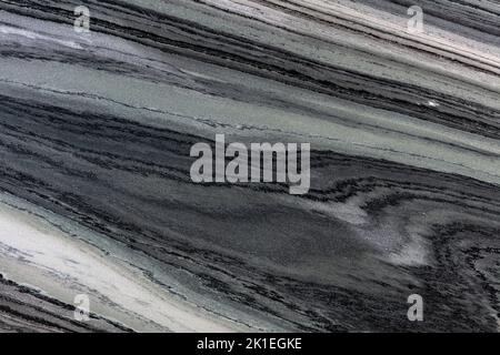 Mercury polierte Natursteinplatte aus grauem Marmor, Textur für perfektes Interieur oder anderes Design-Projekt. Mattes Muster, Hintergrund für Außenhaus Stockfoto