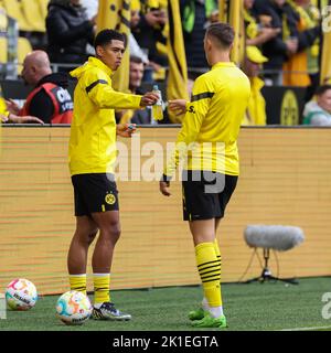 DORTMUND, DEUTSCHLAND - 17. SEPTEMBER: Jude Bellingham von Borussia Dortmund und Nico Schlotterbeck von Borussia Dortmund während des Bundesliga-Spiels zwischen Borussia Dortmund und dem FC Schalke 04 im Signal Iduna Park am 17. September 2022 in Dortmund (Foto: Marcel ter Bals/Orange Picles) Stockfoto
