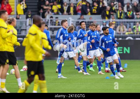 DORTMUND, DEUTSCHLAND - 17. SEPTEMBER: Team des FC Schalke 04 während des Aufwärmens während des Bundesliga-Spiels zwischen Borussia Dortmund und FC Schalke 04 im Signal Iduna Park am 17. September 2022 in Dortmund (Foto: Marcel ter Bals/Orange Picles) Stockfoto