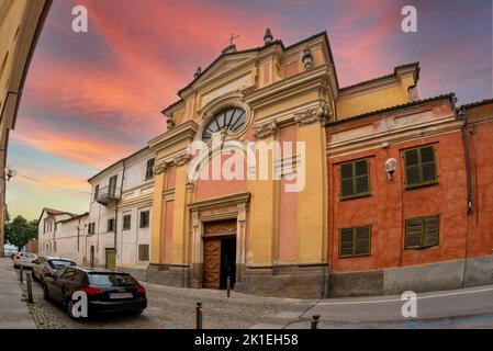 Fossano, Italien - 03. September 2022: kirche des Benediktinerklosters der Annunziata in der Via dell'Annunziata mit Sonnenuntergang Himmel Stockfoto