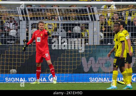 DORTMUND, DEUTSCHLAND - 17. SEPTEMBER: Torwart Alexander Schwolow von Schalke 04 beim Bundesligaspiel zwischen Borussia Dortmund und FC Schalke 04 im Signal Iduna Park am 17. September 2022 in Dortmund (Foto: Marcel ter Bals/Orange Picles) Stockfoto