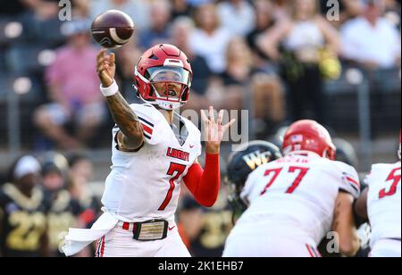 17. September 2022: [Kaidon Salter] übergibt das Ball-NCAA-Fußballspiel zwischen Liberty University und Wake Forest im Truist Field, Winston-Salem, North Carolina. David Beach/CSM Stockfoto