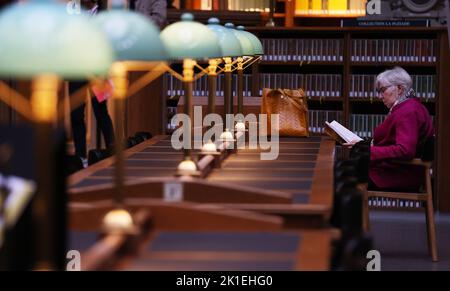 Paris, Frankreich. 17. September 2022. Eine Frau liest im Oval Room der Richelieu French National Library in Paris, Frankreich, am 17. September 2022. Nach 12 Jahren Renovierung wurde die Stätte von Richelieu der Französischen Nationalbibliothek am Samstag, dem ersten Tag der jährlichen Europäischen Tage des Denkmals, wieder für die Öffentlichkeit zugänglich gemacht. Kredit: Gao Jing/Xinhua/Alamy Live Nachrichten Stockfoto