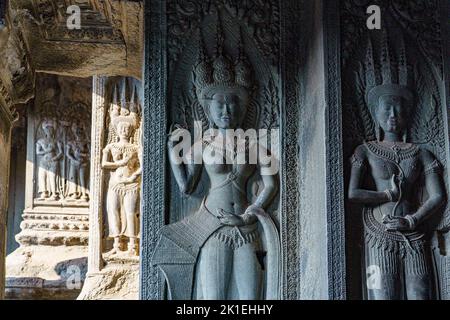 Kambodscha. Provinz Siem Reap. Eine Devata-Skulptur in Angkor Wat (Tempelstadt). Ein buddhistischer und Tempelkomplex in Kambodscha Stockfoto