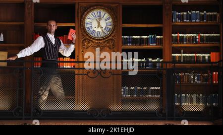 Paris, Frankreich. 17. September 2022. Ein Künstler tritt am 17. September 2022 in der französischen Nationalbibliothek Richelieu in Paris auf. Nach 12 Jahren Renovierung wurde die Stätte von Richelieu der Französischen Nationalbibliothek am Samstag, dem ersten Tag der jährlichen Europäischen Tage des Denkmals, wieder für die Öffentlichkeit zugänglich gemacht. Kredit: Gao Jing/Xinhua/Alamy Live Nachrichten Stockfoto