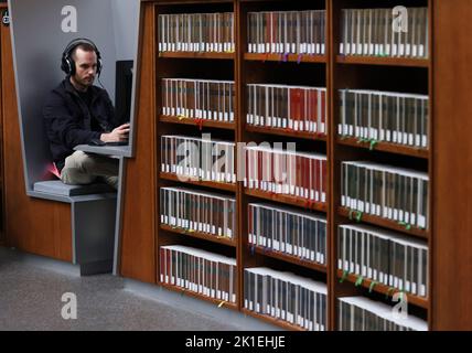 Paris, Frankreich. 17. September 2022. Ein Mann liest im Oval Room der Richelieu French National Library in Paris, Frankreich, am 17. September 2022. Nach 12 Jahren Renovierung wurde die Stätte von Richelieu der Französischen Nationalbibliothek am Samstag, dem ersten Tag der jährlichen Europäischen Tage des Denkmals, wieder für die Öffentlichkeit zugänglich gemacht. Kredit: Gao Jing/Xinhua/Alamy Live Nachrichten Stockfoto