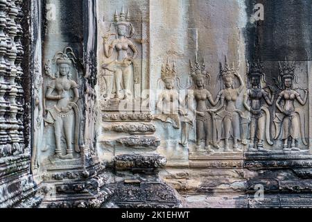 Kambodscha. Provinz Siem Reap. Eine Devata-Skulptur im Flachrelief in Angkor Wat (Tempelstadt). Ein buddhistischer und Tempelkomplex in Kambodscha Stockfoto