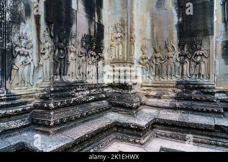 Kambodscha. Provinz Siem Reap. Eine Devata-Skulptur im Flachrelief in Angkor Wat (Tempelstadt). Ein buddhistischer und Tempelkomplex in Kambodscha Stockfoto