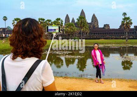 Kambodscha. Provinz Siem Reap. Touristen, die sich vor dem Tempelberg in Angkor Wat (Tempelstadt) fotografieren Stockfoto