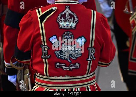 Auf der Uniform eines Mitglieds der Leibgarde des Königs, des Yeomen der Garde, ist die Chiffrage von Königin Elizabeth II. Abgebildet, als er den Sarg von Königin Elizabeth II. Bewacht, der im Zustand auf der Katafalque in der Westminster Hall, im Palace of Westminster, London, liegt. Vor ihrer Beerdigung am Montag. Bilddatum: Sonntag, 18. September 2022. Stockfoto