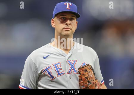 St. Petersburg, Florida. USA; Nathaniel Lowe (30), der erste Baseman der Texas Rangers, steht vor einem Baseballspiel der Major League gegen die Tampa vor dem Dugout Stockfoto