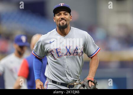 St. Petersburg, Florida. USA; der zweite Baseman der Texas Rangers, Marcus Semien (2), steht vor einem Baseballspiel der Major League gegen die Tampa B vor dem Dugout Stockfoto