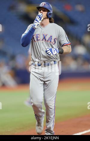 St. Petersburg, Florida. USA; der Fänger der Texas Rangers, Jonah Heim (28), feiert, als er die Platte überquert, nachdem er im vierten Inning während eines Majors heimkam Stockfoto