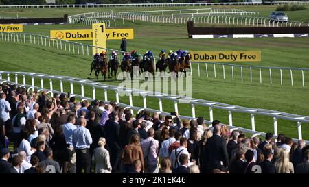 Newbury, Großbritannien. 17.. September 2022. Die Marching Army (blaue Kappe) unter Louis Steward schlägt die Front vor der Ottomon-Flotte (weiße Kappe) unter Pat Dobbs im Dubaier Duty Free Handicap 3,25 auf der Rennbahn Newbury, Großbritannien. Kredit: Paul Blake/Alamy Live Nachrichten. Stockfoto