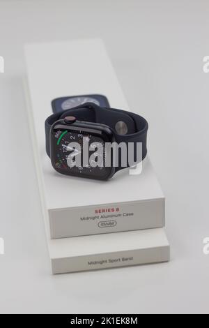 Apple-Uhr der Serie 8 45mm, Mitternacht Aluminium mit Mitternachtssportband Stockfoto