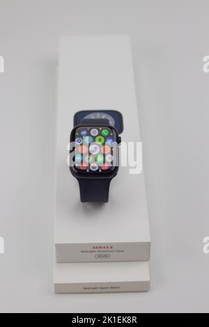 Apple-Uhr der Serie 8 45mm, Mitternacht Aluminium mit Mitternachtssportband Stockfoto