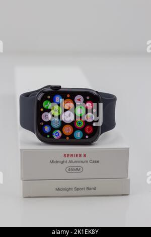 Apple-Uhr der Serie 8 45mm, Mitternacht Aluminium mit Mitternachtssportband Stockfoto