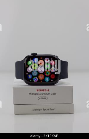 Apple-Uhr der Serie 8 45mm, Mitternacht Aluminium mit Mitternachtssportband Stockfoto