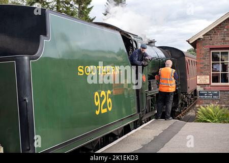 Der Dampfzug Repton 926, der auf der North York Moors Railway in die Goathland Station fährt. Stockfoto