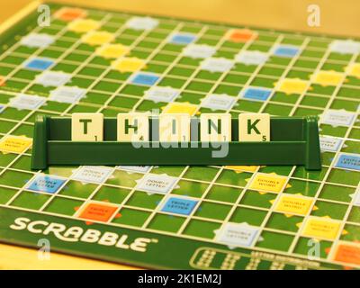 Bunte Nahaufnahme von Kreuzworträtsel auf Scrabble Spielbrett , Word THINK. Cross Word Board Spiel auf dem Tisch. Stockfoto