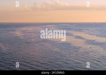 Saint-Petersburg, Russland - 09. Jun 2021: Der Finnische Meerbusen bei Sonnenuntergang Stockfoto