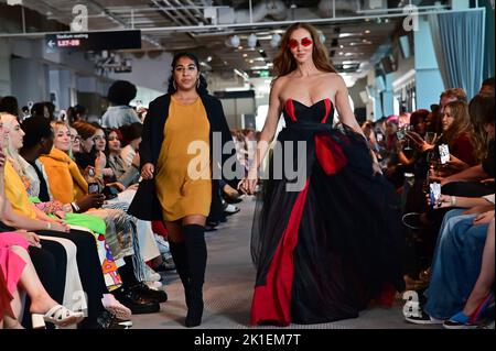 „The Longest Runway“ während der London Fashion Week SS23 im Lock No.4, Twickenham Stadium, London, Großbritannien. - 17.. September 2022. Stockfoto