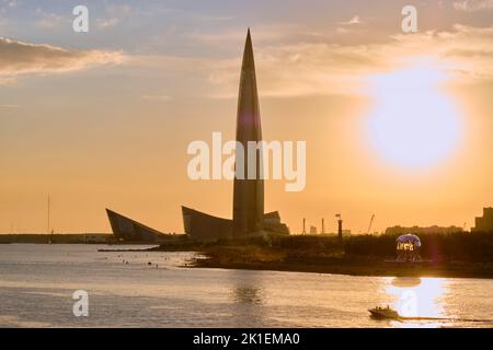 Saint-Petersburg, Russland - 09. Jun 2021: Lakhta-Zentrum und der Finnische Meerbusen bei Sonnenuntergang. Stockfoto