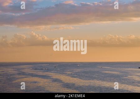 Saint-Petersburg, Russland - 09. Jun 2021: Der Finnische Meerbusen bei Sonnenuntergang Stockfoto