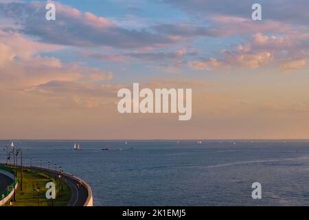 Saint-Petersburg, Russland - 09. Jun 2021: Der Finnische Meerbusen bei Sonnenuntergang Stockfoto