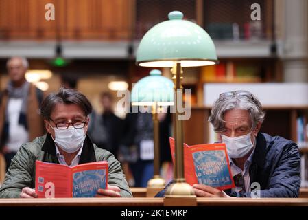 Paris, Frankreich. 17. September 2022. Die Besucher lasen am 17. September 2022 im Oval Room der Richelieu French National Library in Paris, Frankreich. Nach 12 Jahren Renovierung wurde die Stätte von Richelieu der Französischen Nationalbibliothek am Samstag, dem ersten Tag der jährlichen Europäischen Tage des Denkmals, wieder für die Öffentlichkeit zugänglich gemacht. Kredit: Gao Jing/Xinhua/Alamy Live Nachrichten Stockfoto