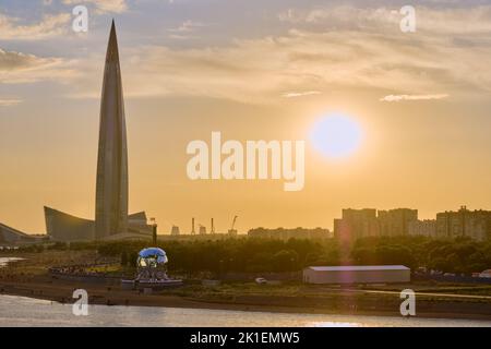 Saint-Petersburg, Russland - 09. Jun 2021: Lakhta-Zentrum und der Finnische Meerbusen bei Sonnenuntergang. Stockfoto