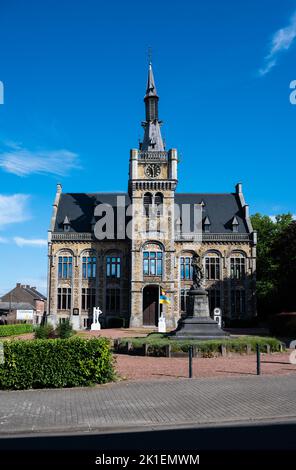 Courcelles, Wallon Region, Belgien, 08 01 2022 - Rathaus und Statue des Dorfes Stockfoto