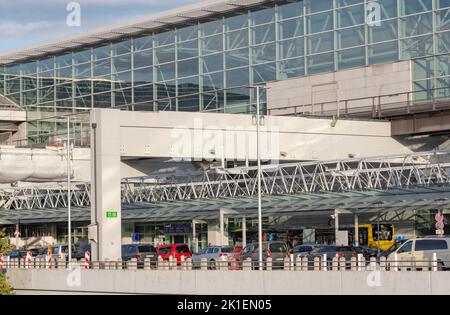 Frankfurt Juli 2021: Eingang zum Terminal 1 des Flughafens Stockfoto